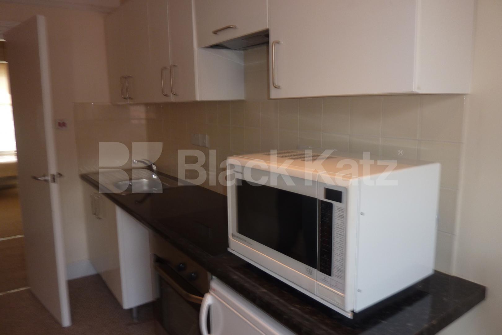 			Must See!!, 3 Bedroom, 1 bath, 1 reception Flat			 Nassau Street, Fitzrovia